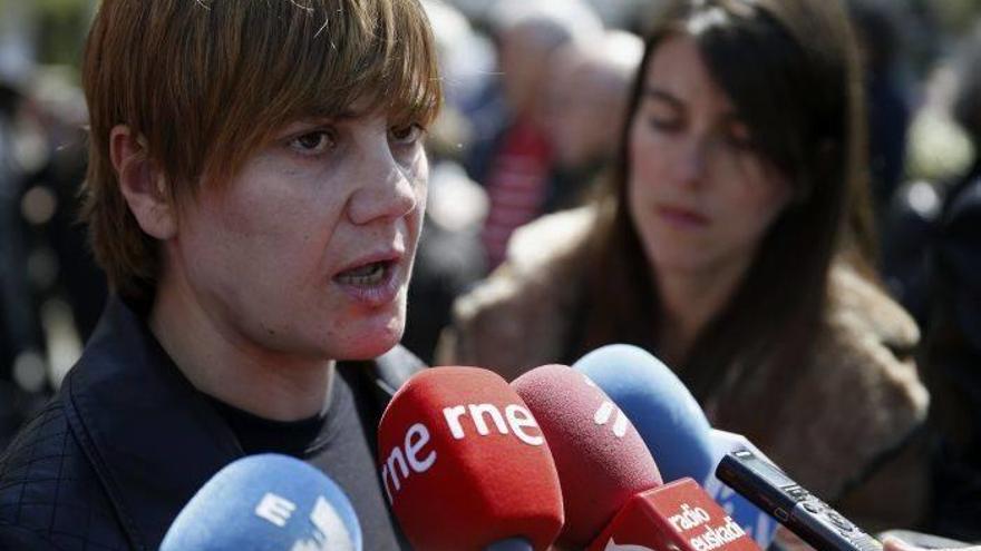 La secretaria general de LAB, Ainhoa Etxaide, realiza declaraciones a los medios de comunicación antes de participar en la manifestación convocada con motivo del Primero de Mayo en Donostia.