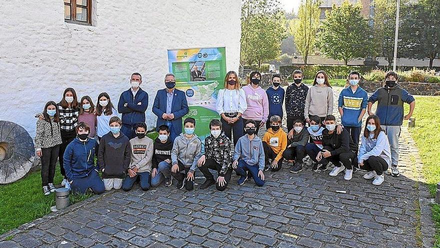 José Ignacio Asensio, Leire Artola y Mikel Plazaola con los estudiantes. Foto: Cedida