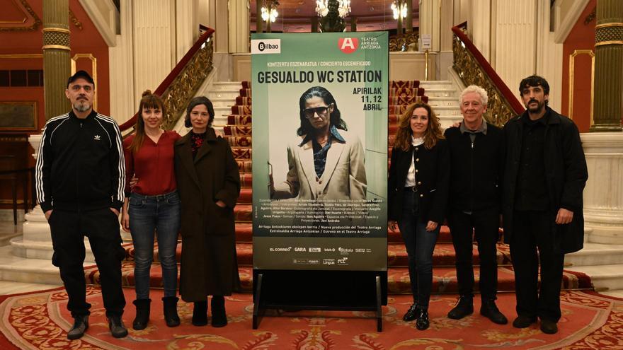 Los madrigales de Gesualdo, cine y teatro, en el baño de una estación de tren
