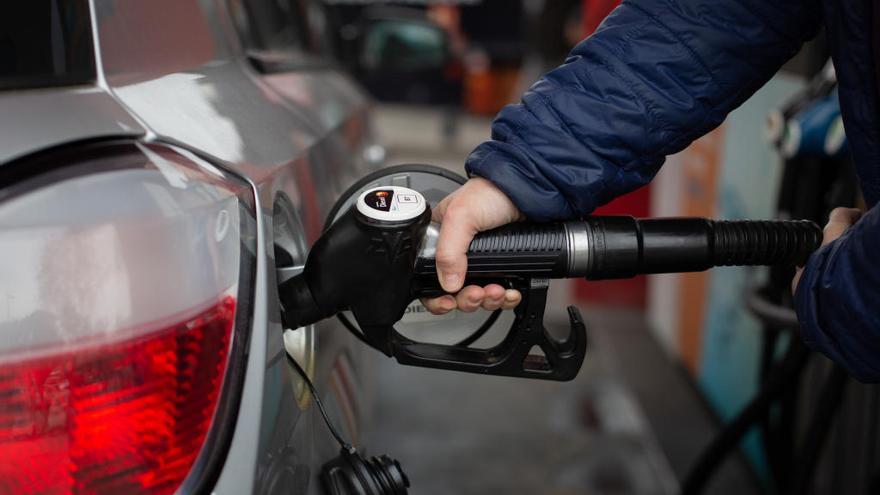 Técnicos de Hacienda ven &quot;poco margen&quot; para bajar los impuestos en carburantes