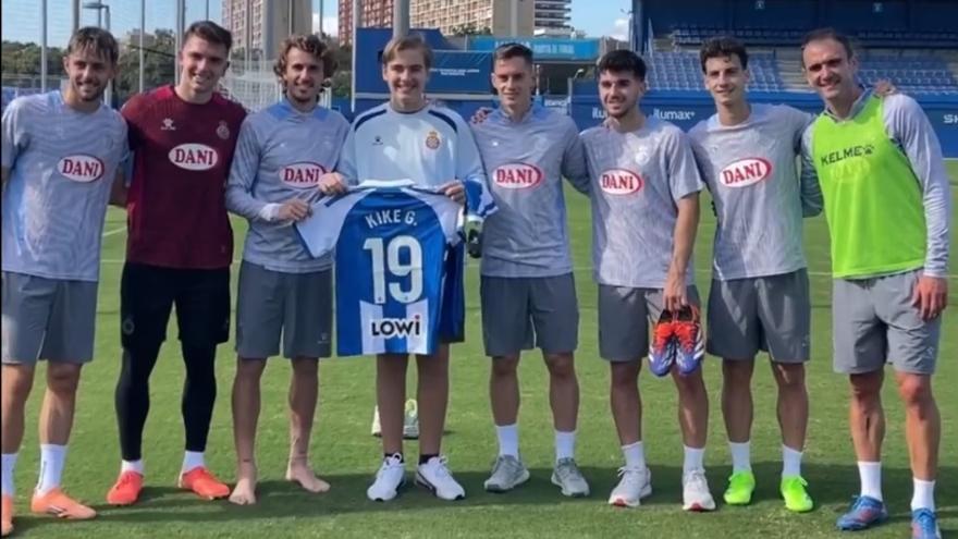 Hugo posa con la camiseta del Espanyol de Kike García, que aparece a la derecha de la imagen, junto a varios integrantes del Espanyol.
