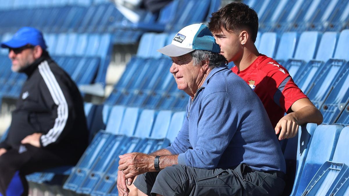 Pedro Ángel Aicua, abuelo de Aimar y Asier Bonel, con su nieto Aimar en la grada de Tajonar.