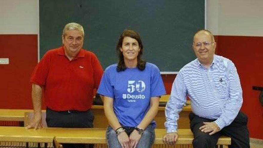 Roberto Uriarte, exlaumno de Deusto, Marina Abad, coordinadora del grado de Turismo, y Manuel Abad, profesor del mismo, ayer en un aula de Deusto.