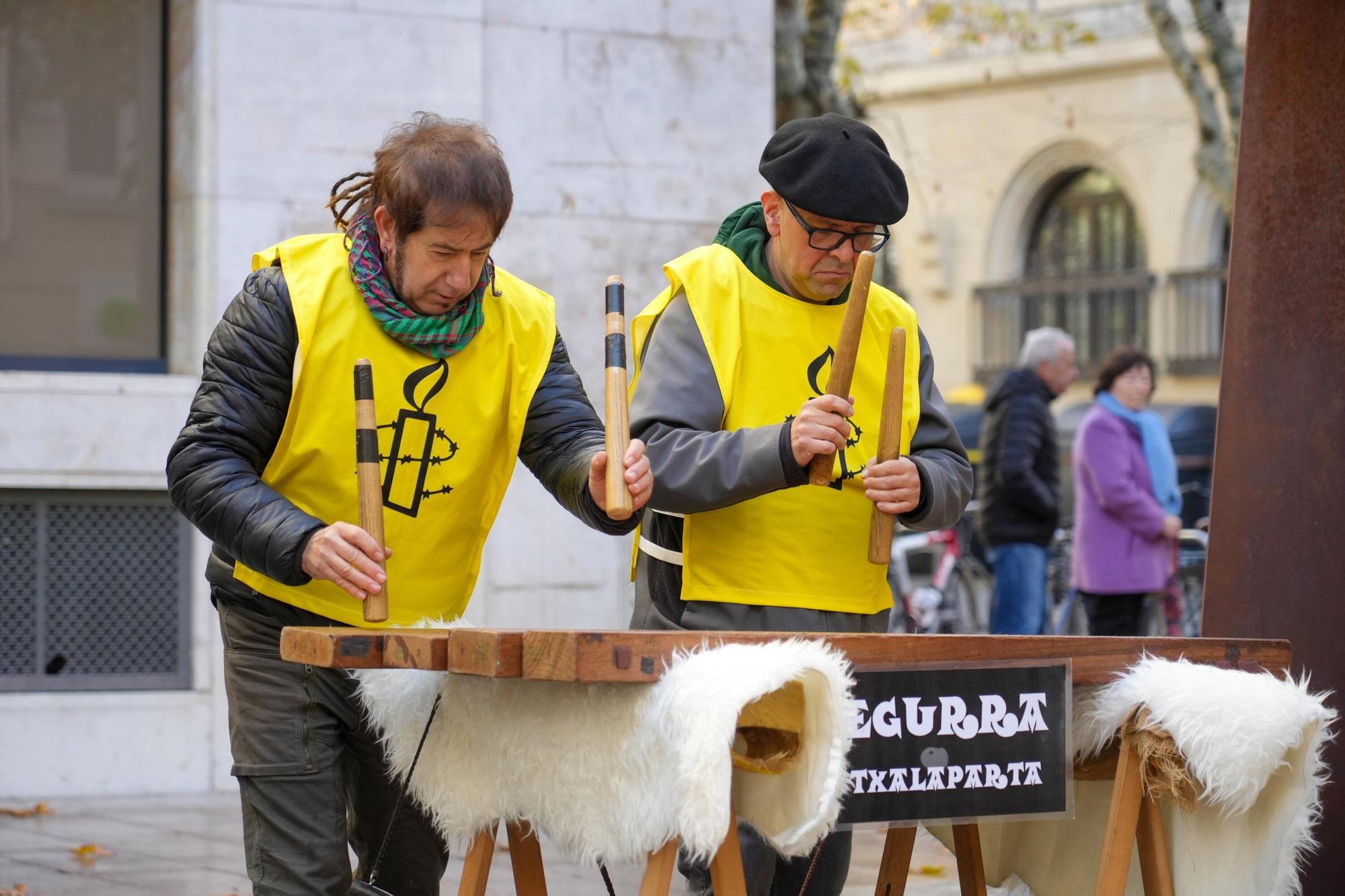 En imágenes: Concentración sobre la pena de muerte en la plaza de correos en Vitoria