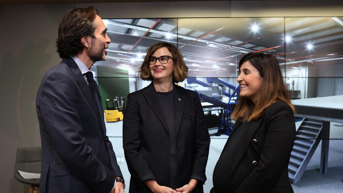 Borja Martín, Elixabete Etxanobe e Irantzu Allende, en la presentación de la planta de biometanización