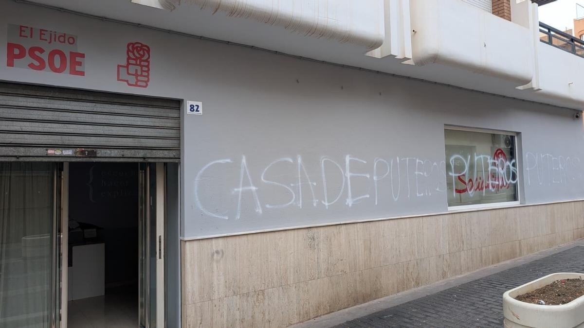Pintadas en la fachada de la sede del PSOE en El Ejido (Almería)
