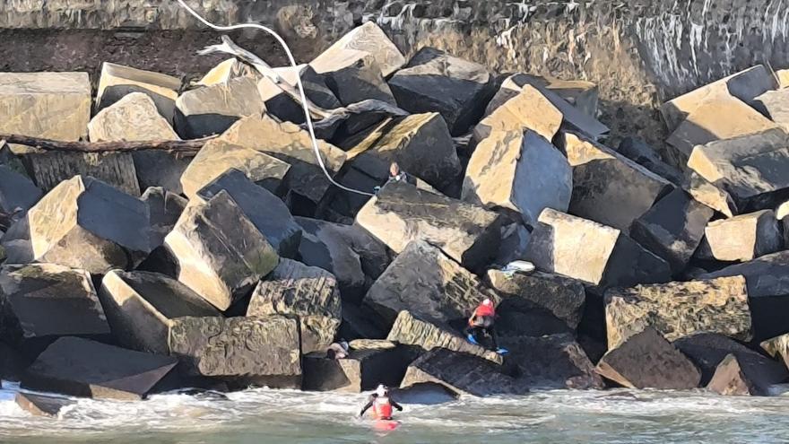 Huye a la carrera y luego a nado por el río Urumea en Donostia tras robar a un vendedor de la ONCE