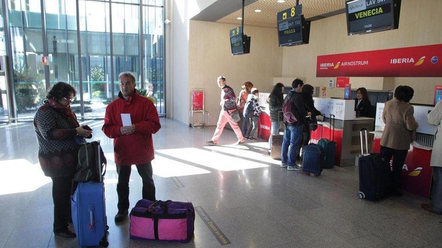 Viajeros facturando el equipaje para viajar en los vuelos chárter programados desde Noáin.