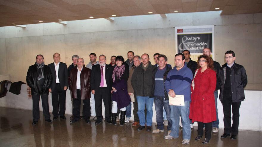 Los alumnos, con los alcaldes de las localidades colaboradoras.