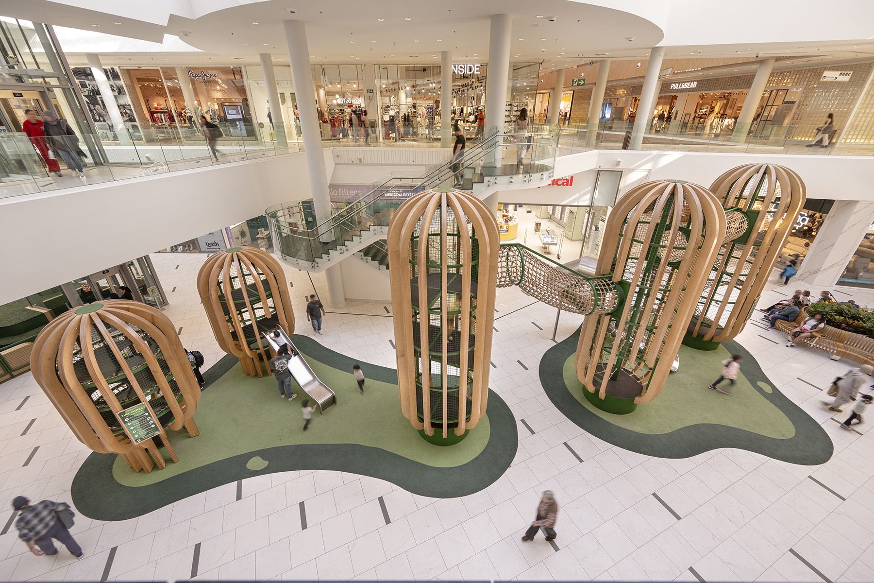 Algunas imáganes del renovado centro comercial El Boulevar