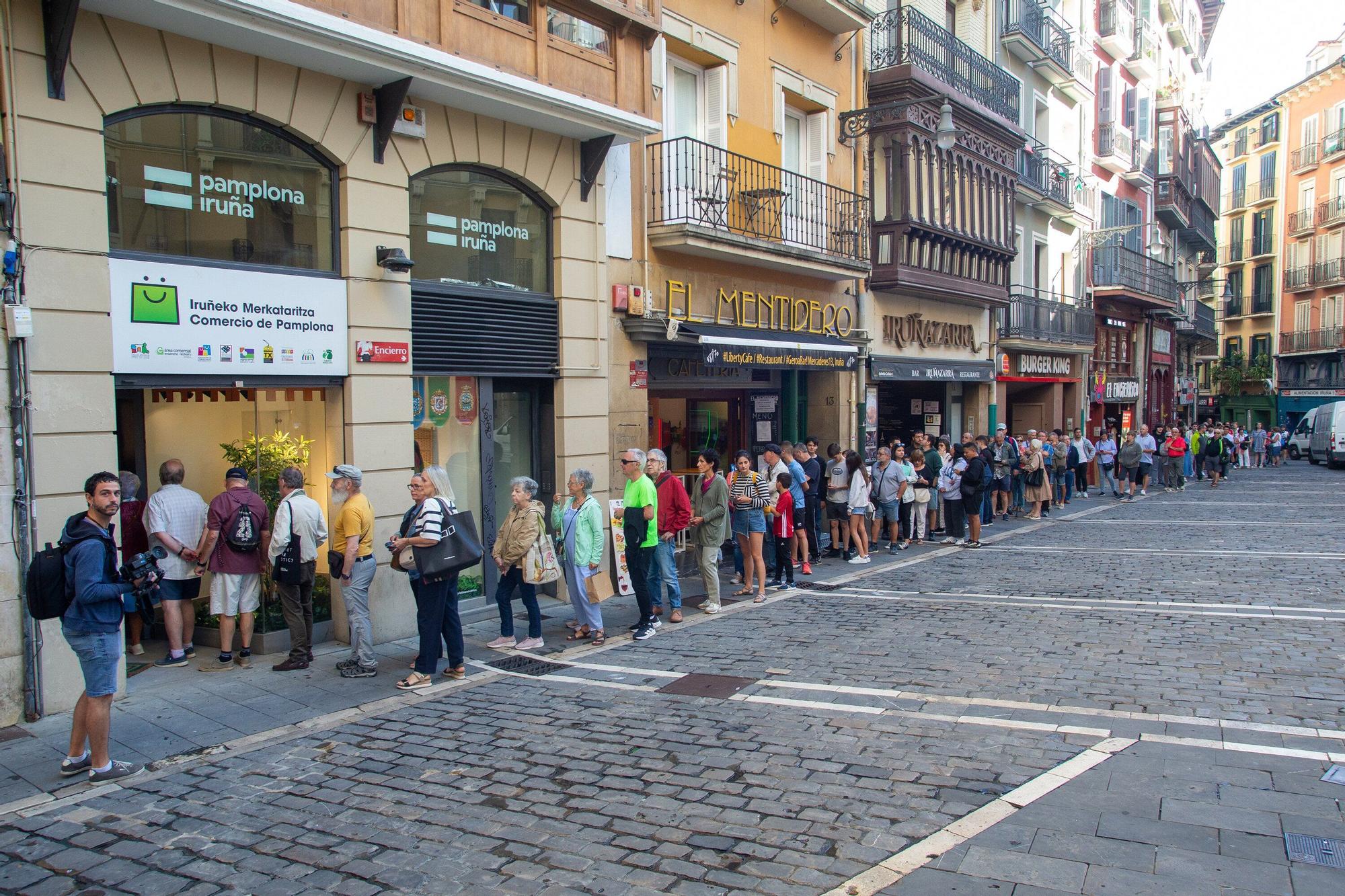 Colas para adquirir una de las 400 banderolas con el escudo de Pamplona