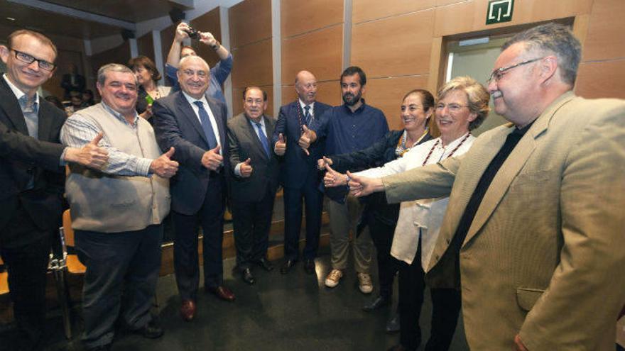 La consejera de Educación del Gobierno vasco, Cristina Uriarte (3d), preside la entrega de los premios Euskadi de Gastronomía 2013, con seis galardonados entre los que destacan el cocinero y comunicador David de Jorge (4d) y Gonzalo Antón (3i), propietari