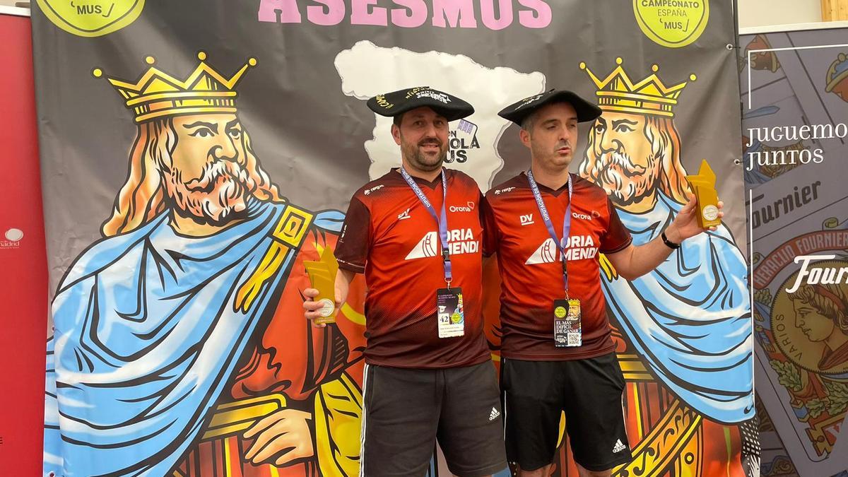 Iñaki “Ochenta” y Timoteo “Timo&quot;, con los trofeos de campeones.