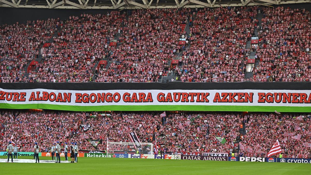 Pancarta a favor de Palestina desplegada en San Mamés