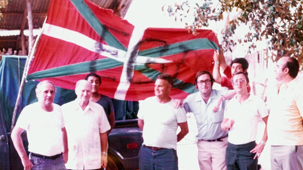 Ixaka Atutxa –cuarto por la izquierda– en ‘Macuto’, denominación dada a la sede de la emisora. Posa delante de la ikurriña de EGI.