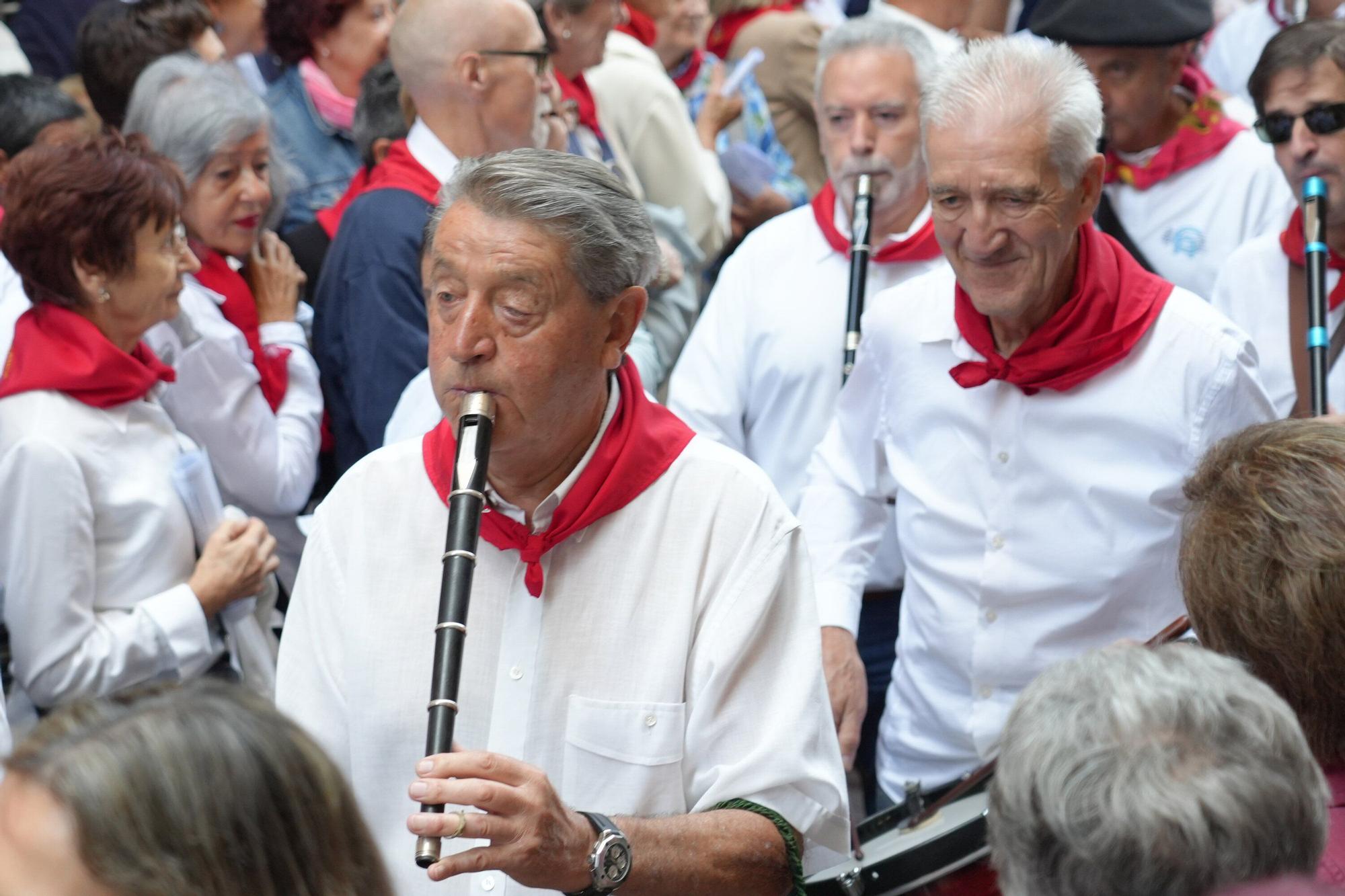 En imágenes: Los auroros despiertan a Vitoria con sus canciones