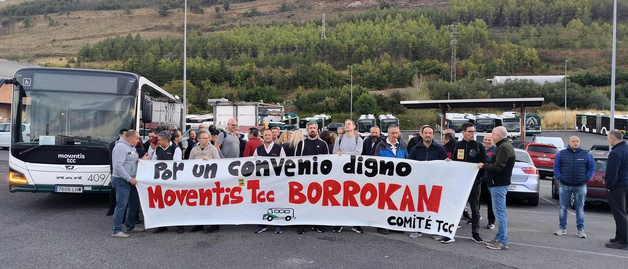 Aumenta el personal de villavesas en huelga en su tercera jornada de paros parciales