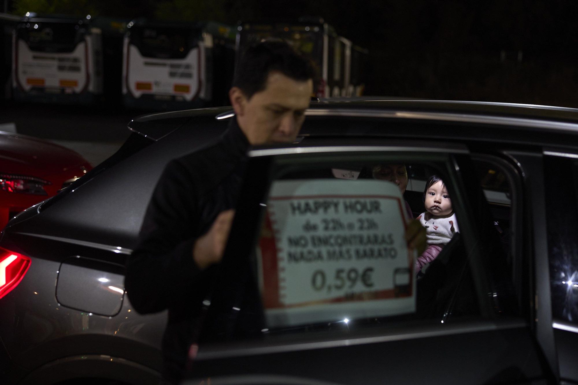 Caravana de coches de trabajadores de villavesas que exigen desatascar la negociación del convenio