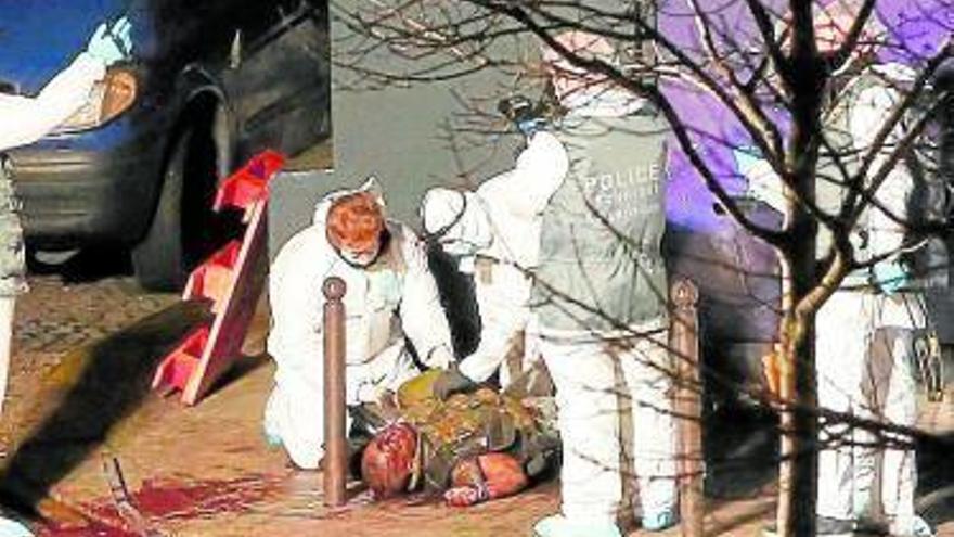 Forenses de la Policía, junto al cuerpo de Amedy Coulibaly.