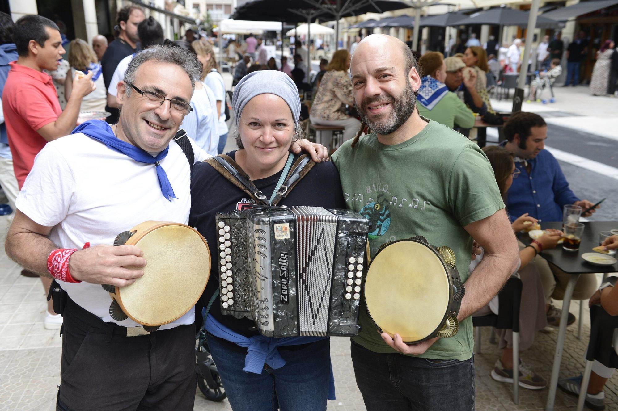 Félix Cortázar, Maitane Abio y Carlos de las Heras, trikitilaris de Rekalde, Mungia y Sestao que ambientaron García Rivero ayer.
