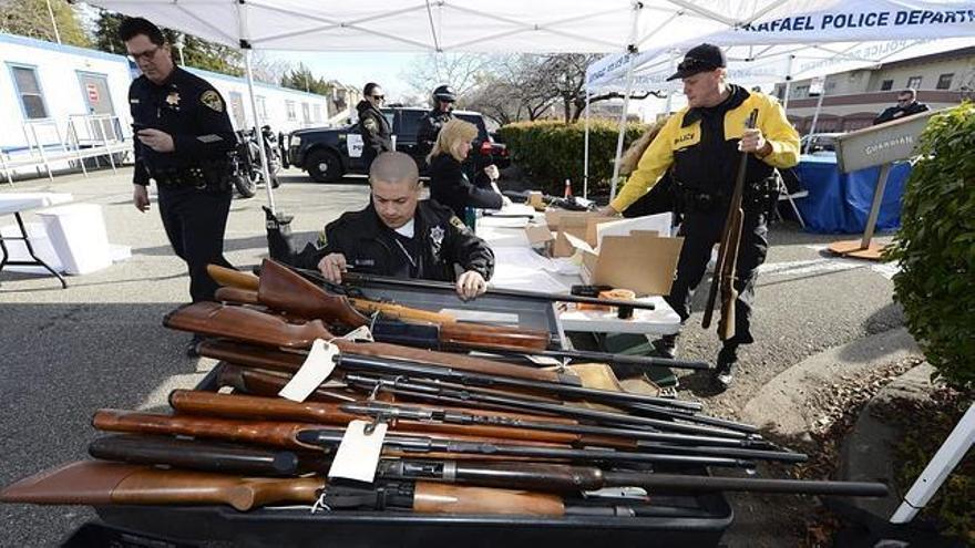 Agentes de la policía recogen armas en una de las campañas de recogida que  se han llevado a cabo en EE.UU.