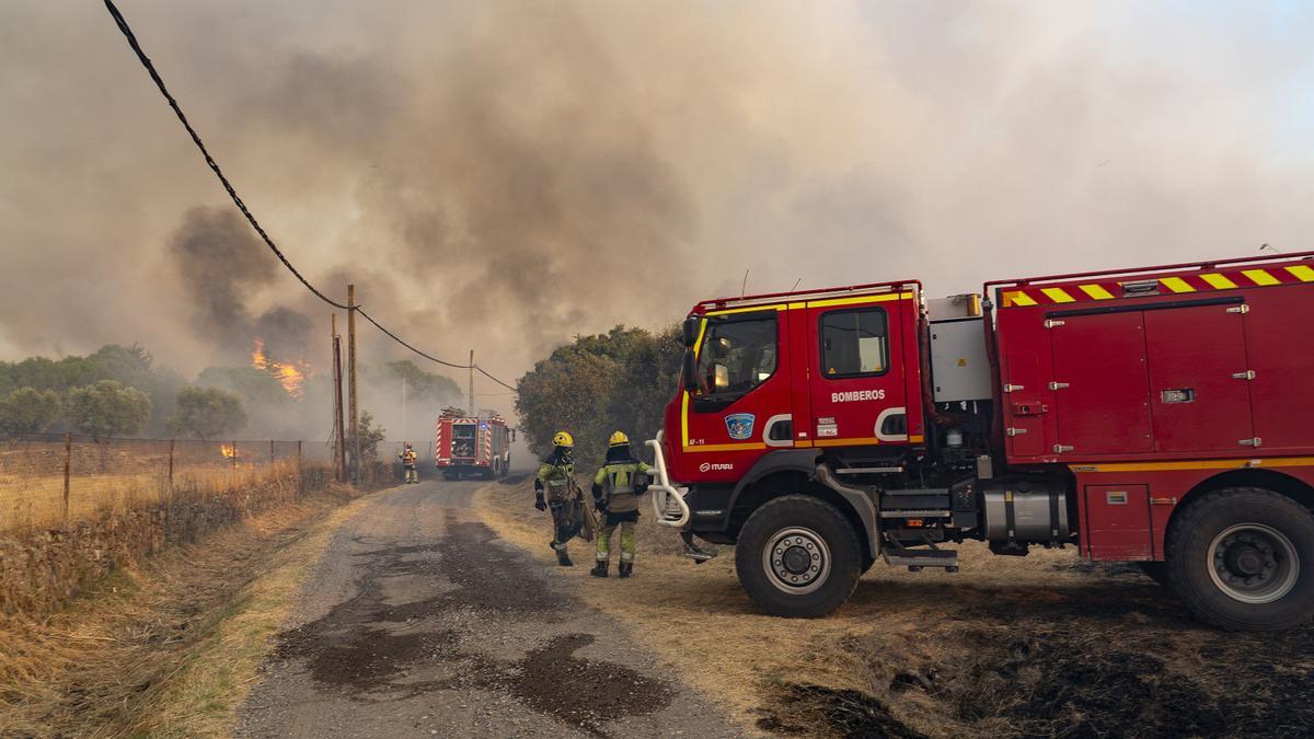 Los bomberos tratan de apagar el fuego en Casar de Cáceres.