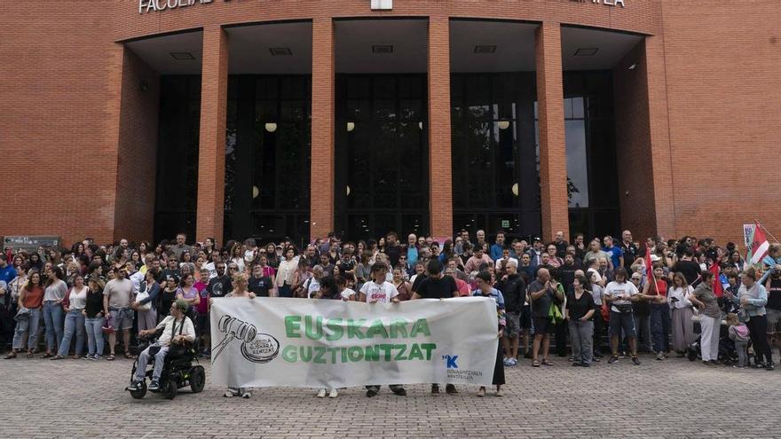 Protesta en el campus de la EHU de Vitoria-Gasteiz por los ceros en euskera de la PAU