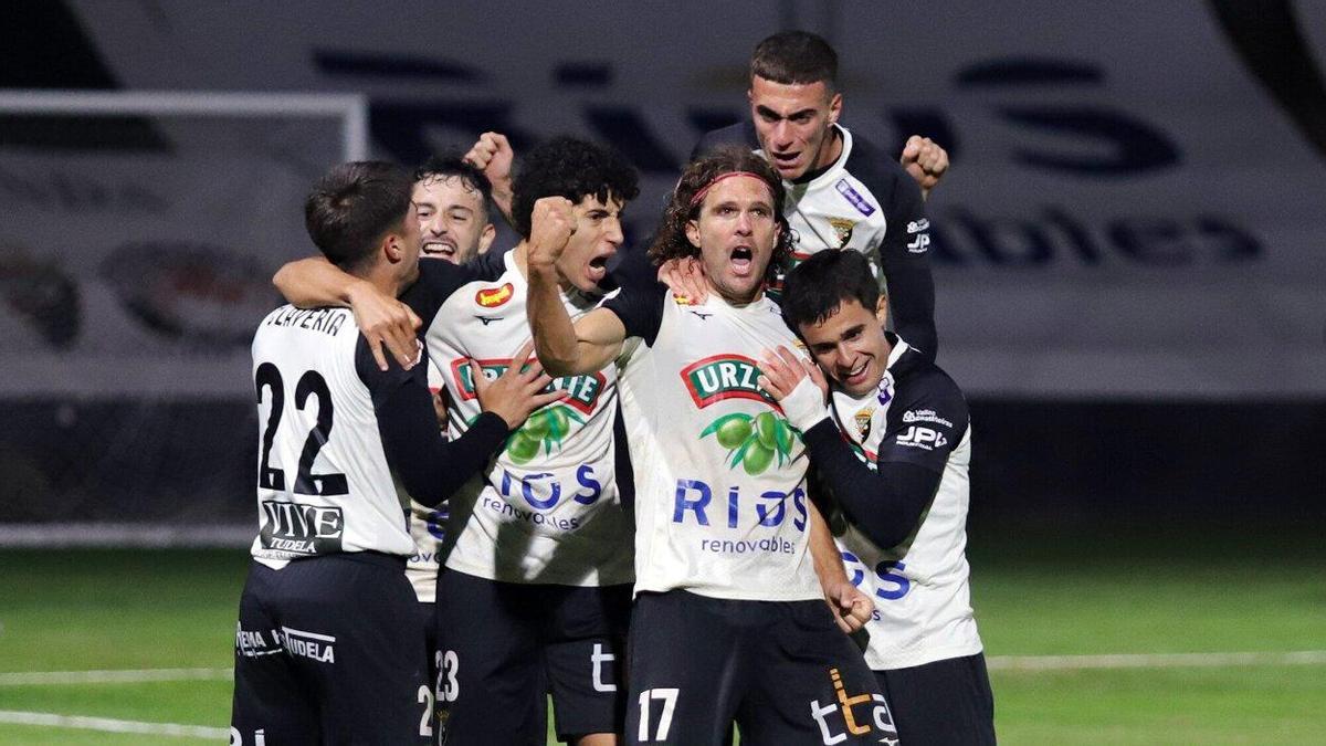 Clavería, Dufur, Bachiller, Asier y Taz celebran el gol de la victoria con Alayeto.