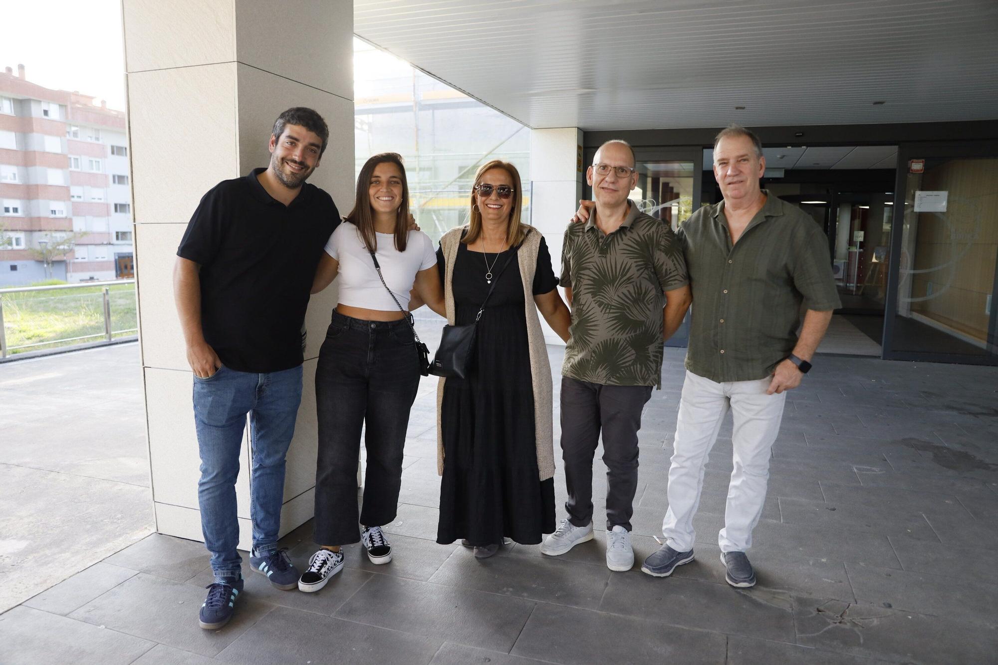 Los propietarios de la frutería Esther disfrutaron del reconocimiento en familia.