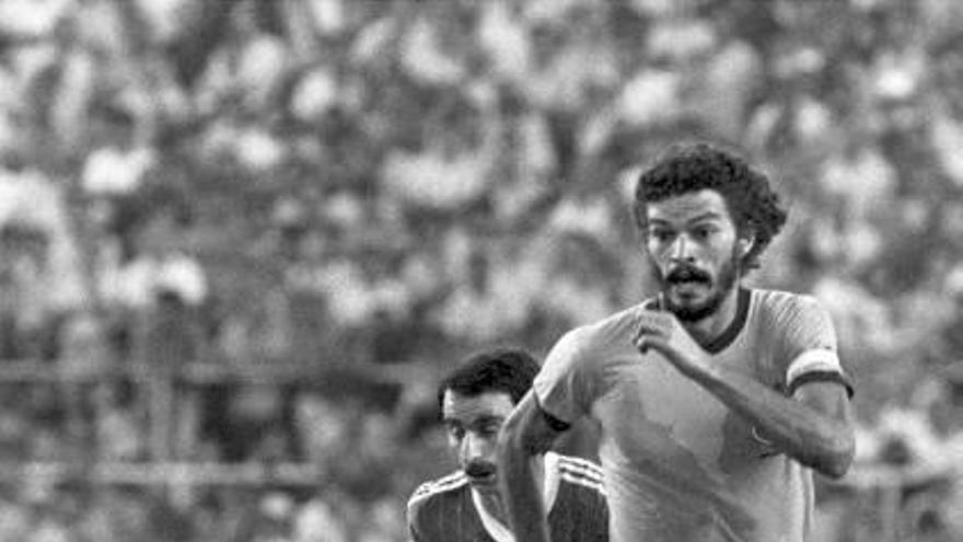 Fotografía de archivo obtenida el 14/6/1982 del centrocampista brasileño Sócrates durante el partido entre Brasil y la Unión Soviética en el estadio Sánchez Pizjuán, de Sevilla