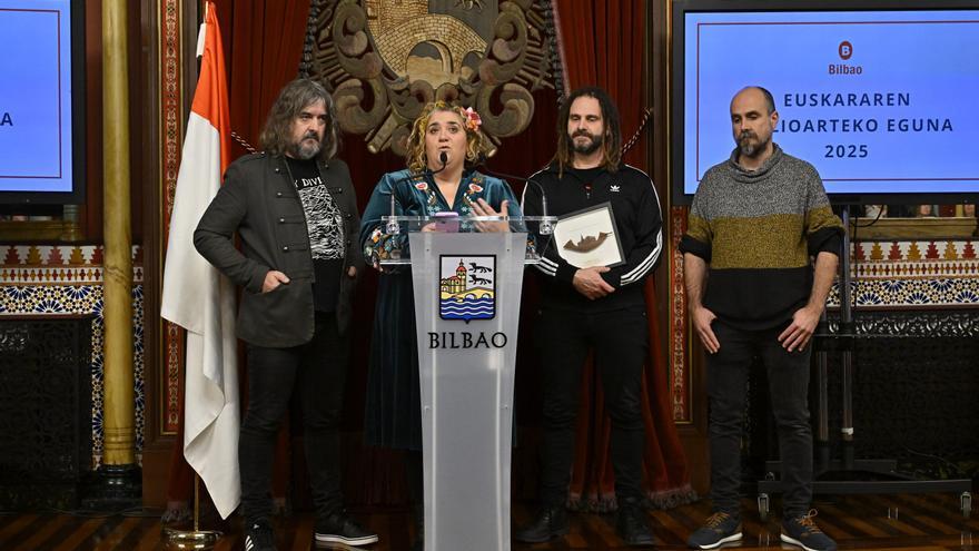 En imágenes: El Ayuntamiento de Bilbao homenajea al grupo bilbaino Zea Mays por su contribución al euskera