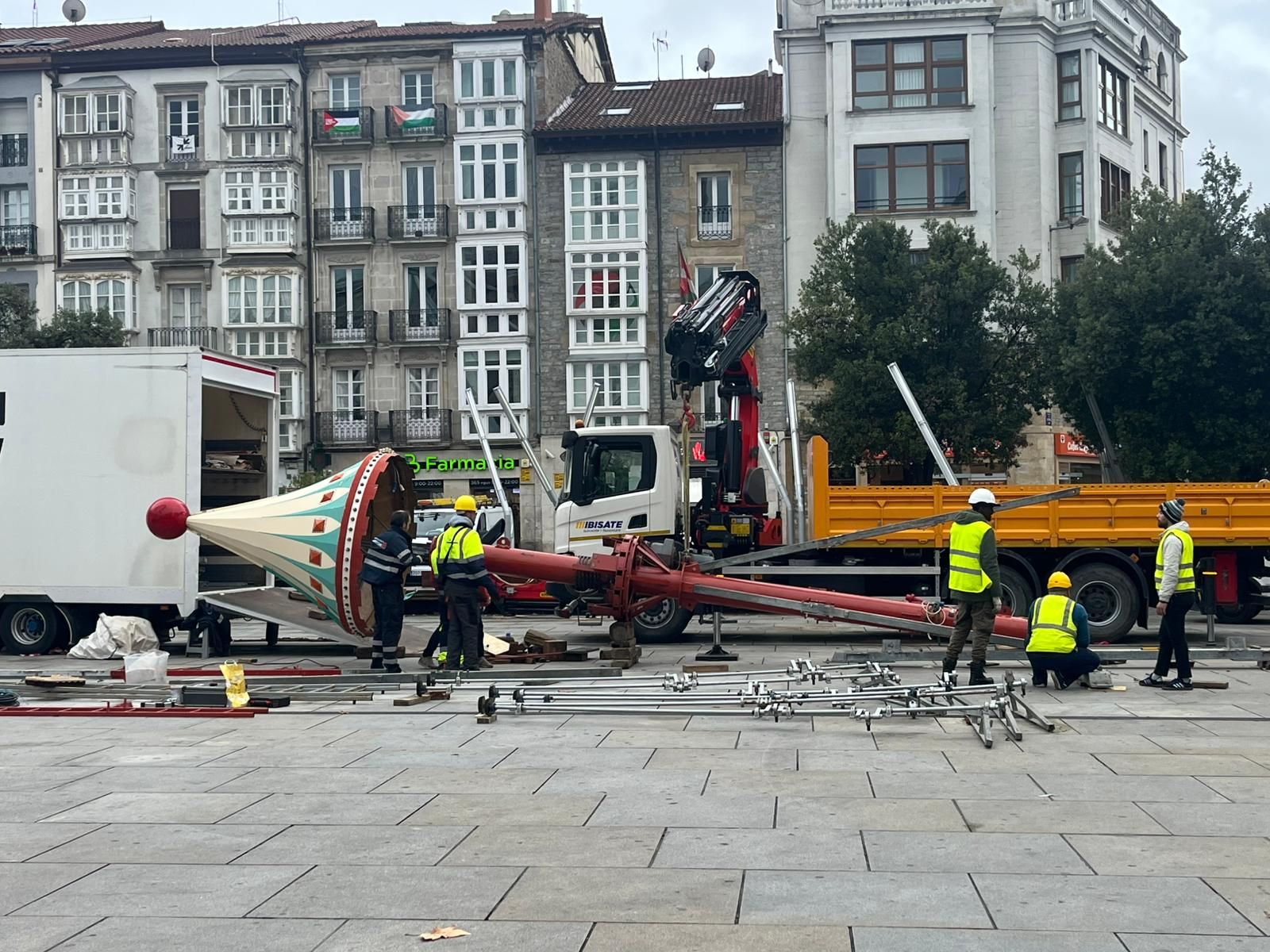 En imágenes: Instalación del carrusel navideño en la Virgen Blanca