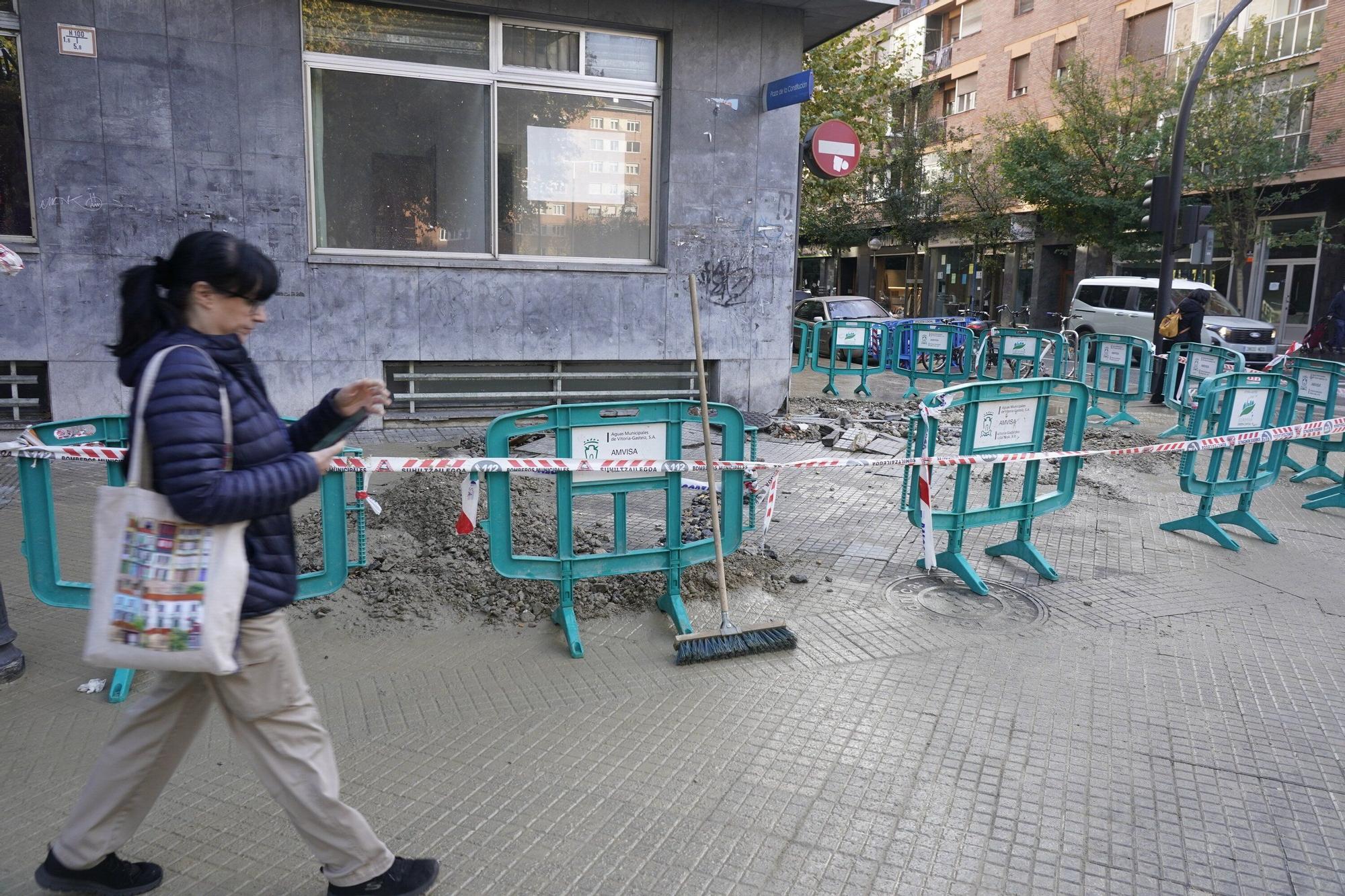 Rotura de la tubería de abastecimiento de agua en el cruce Basoa-Plaza de la Constitución.
