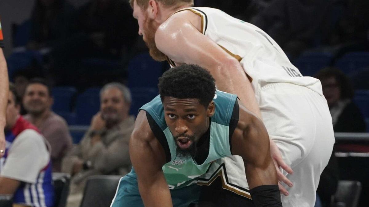 Simmons controla el balón ante Bertans