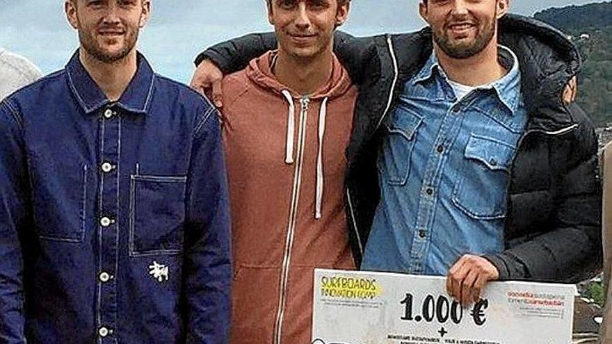 Ganadores del primer premio, junto a un miembro del jurado.