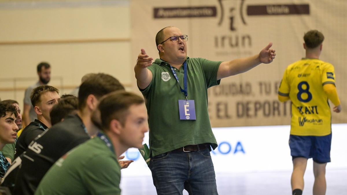 El entrenador del Ademar de León, Dani Gordo, en Artaleku contra el Irudek Bidasoa Irun