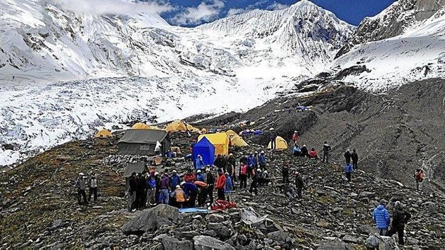 Varias personas permanecen en el campamento base del Manaslu tras la avalancha.