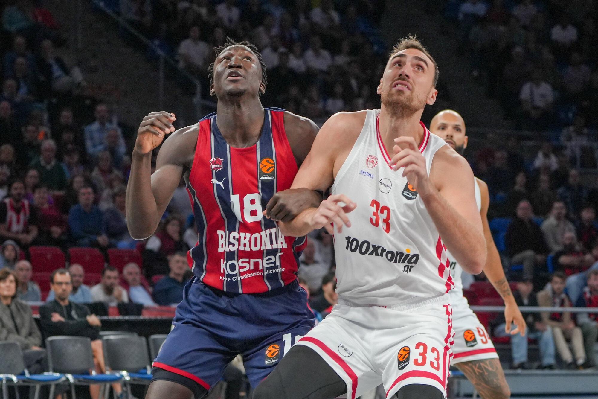 Todas las imágenes del Baskonia - Olympiacos en el Buesa Arena