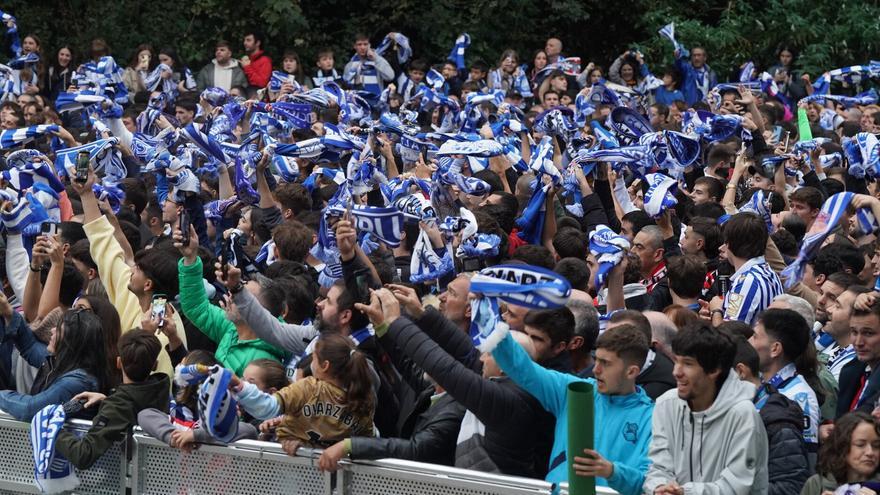 Espectacular recibimiento a la Real antes del derbi