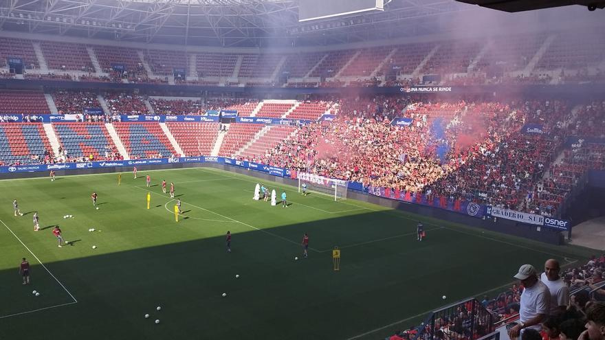 Bengalas y petardos en Graderío Sur de El Sadar para recibir a Osasuna