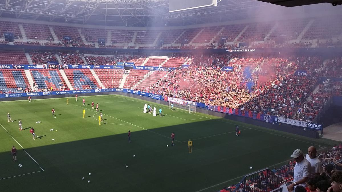 Bengalas y petardos en Graderío Sur de El Sadar para recibir a Osasuna
