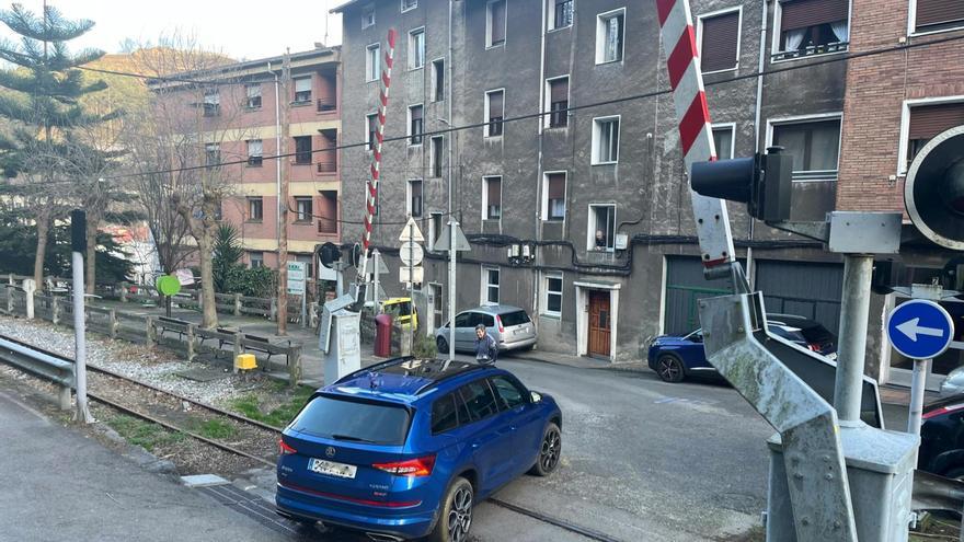 Kastrexana, al límite: el tren atraviesa el paso a nivel con las barreras levantadas