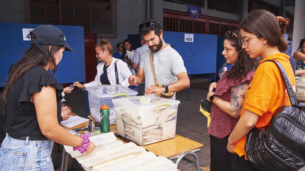La izquierdista Jara y el ultraderechista Kast irán a la segunda vuelta de las presidenciales en Chile.
