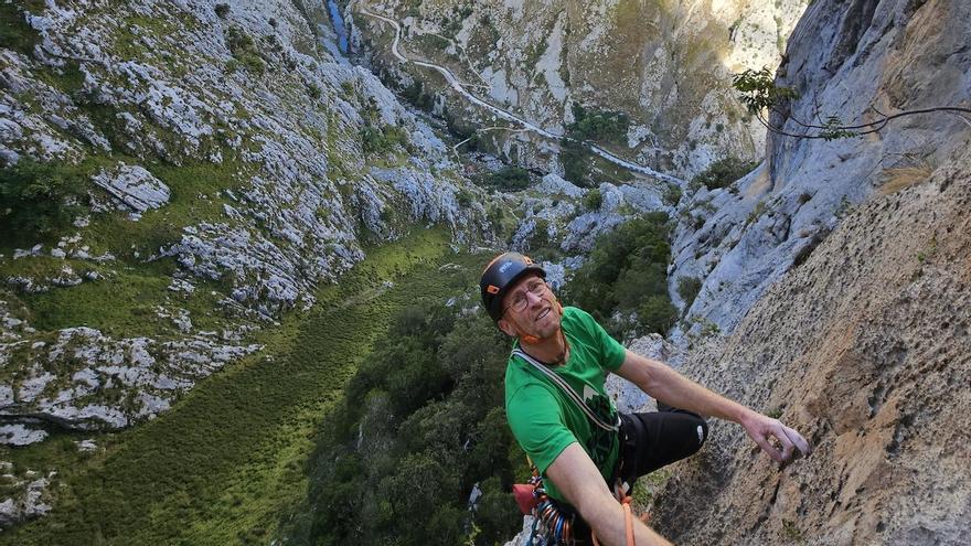 Ascenso de los hermanos Pou en los Picos de Europa.