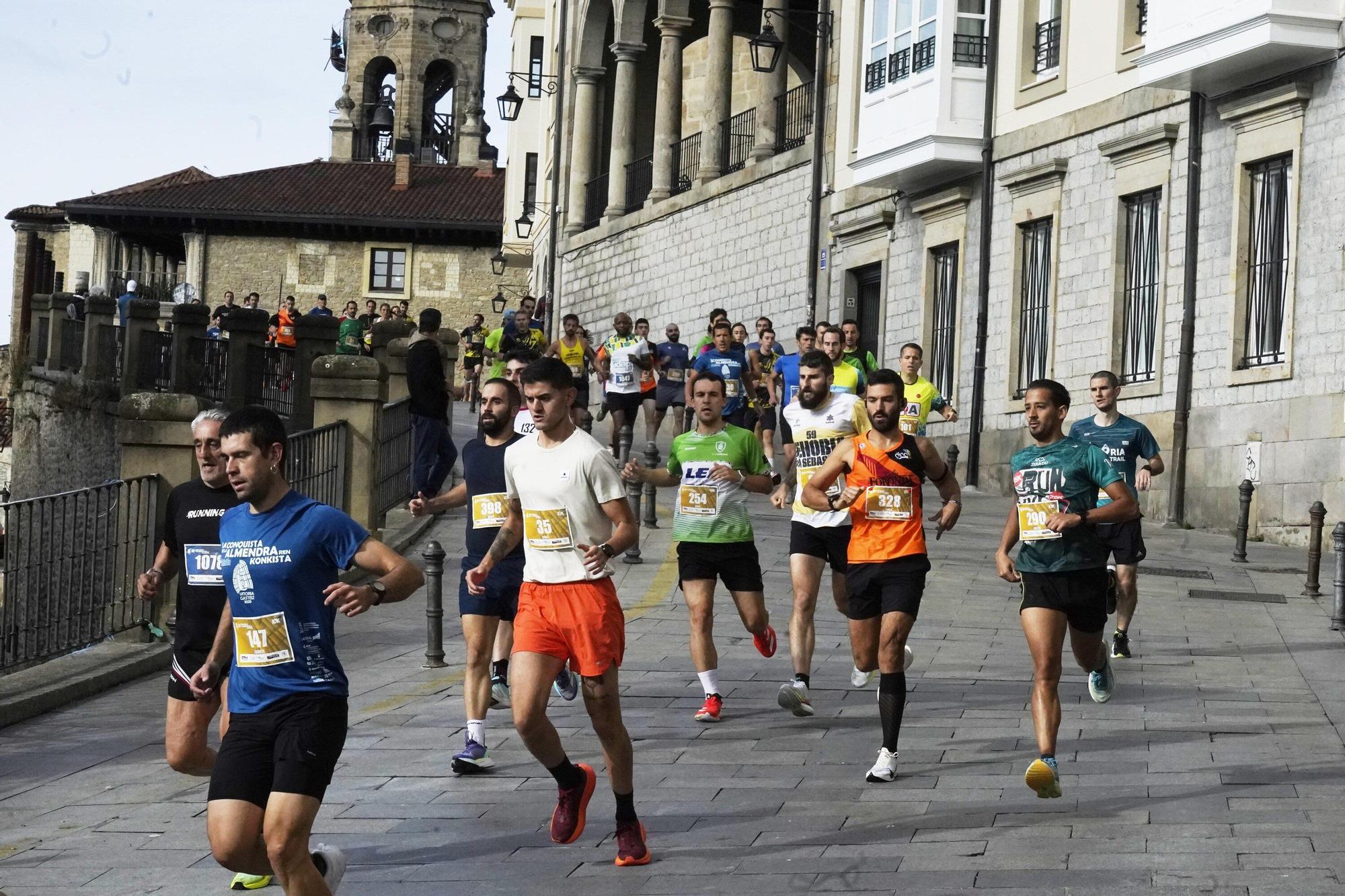 En imágenes: Miles de personas conquistan la Almendra de Gasteiz
