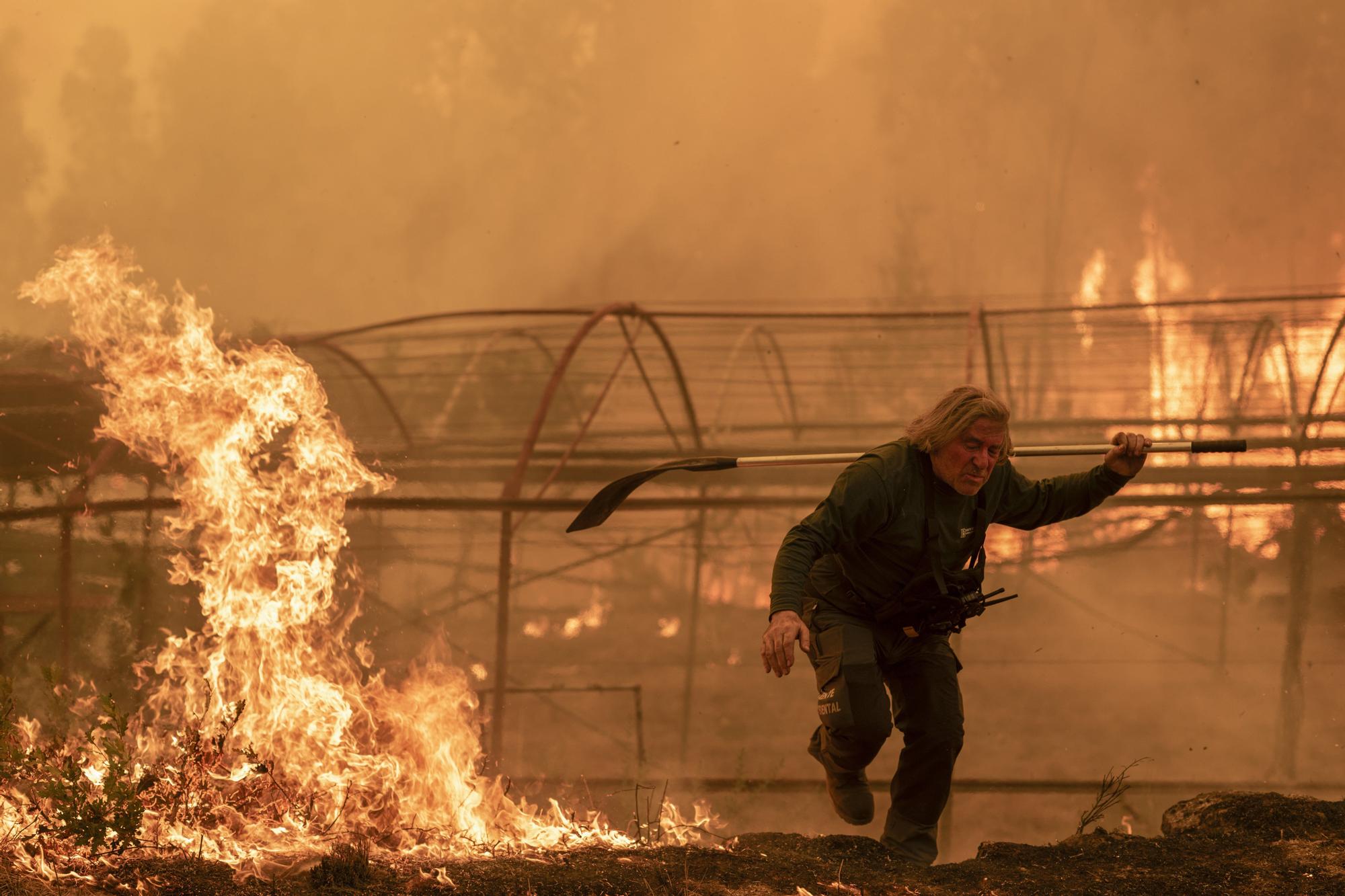 Los incendios no dan tregua en Ourense: los vecinos trabajan en labores de extinción del fuego de Carballeda de Avia