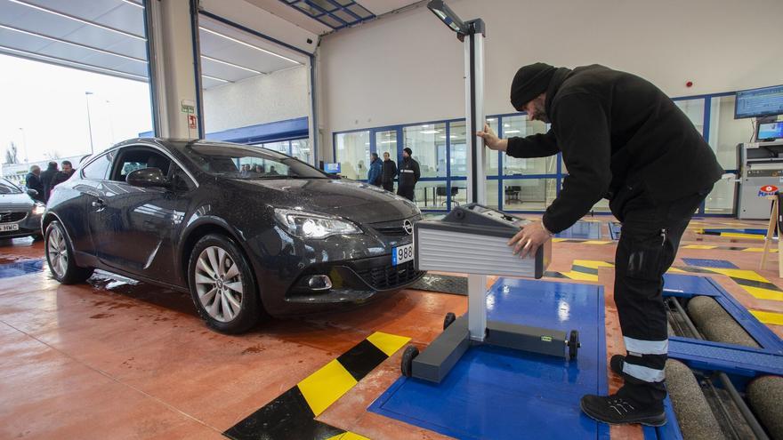 Cómo y cuándo tiene que pasar la ITV un coche eléctrico