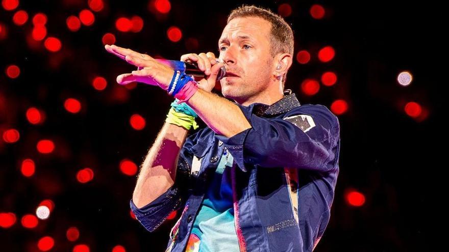 Chris Martin sube al escenario a dos israelíes y se acuerda de Palestina