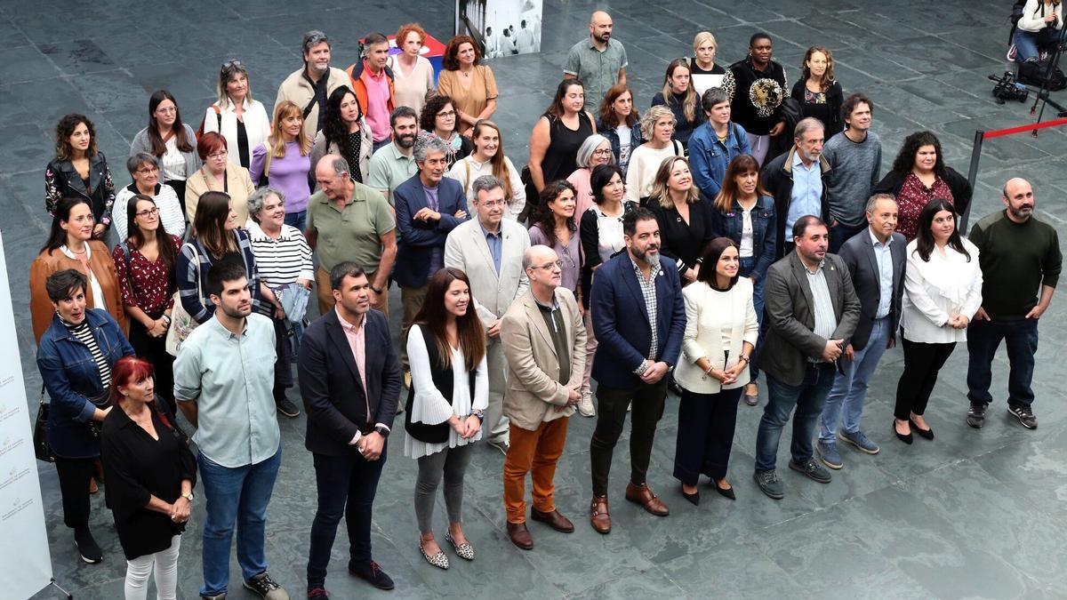 Parlamentarios forales y miembros de la Plataforma de Entidades Sociales, ayer en el acto institucional celebrado en la Cámara foral.