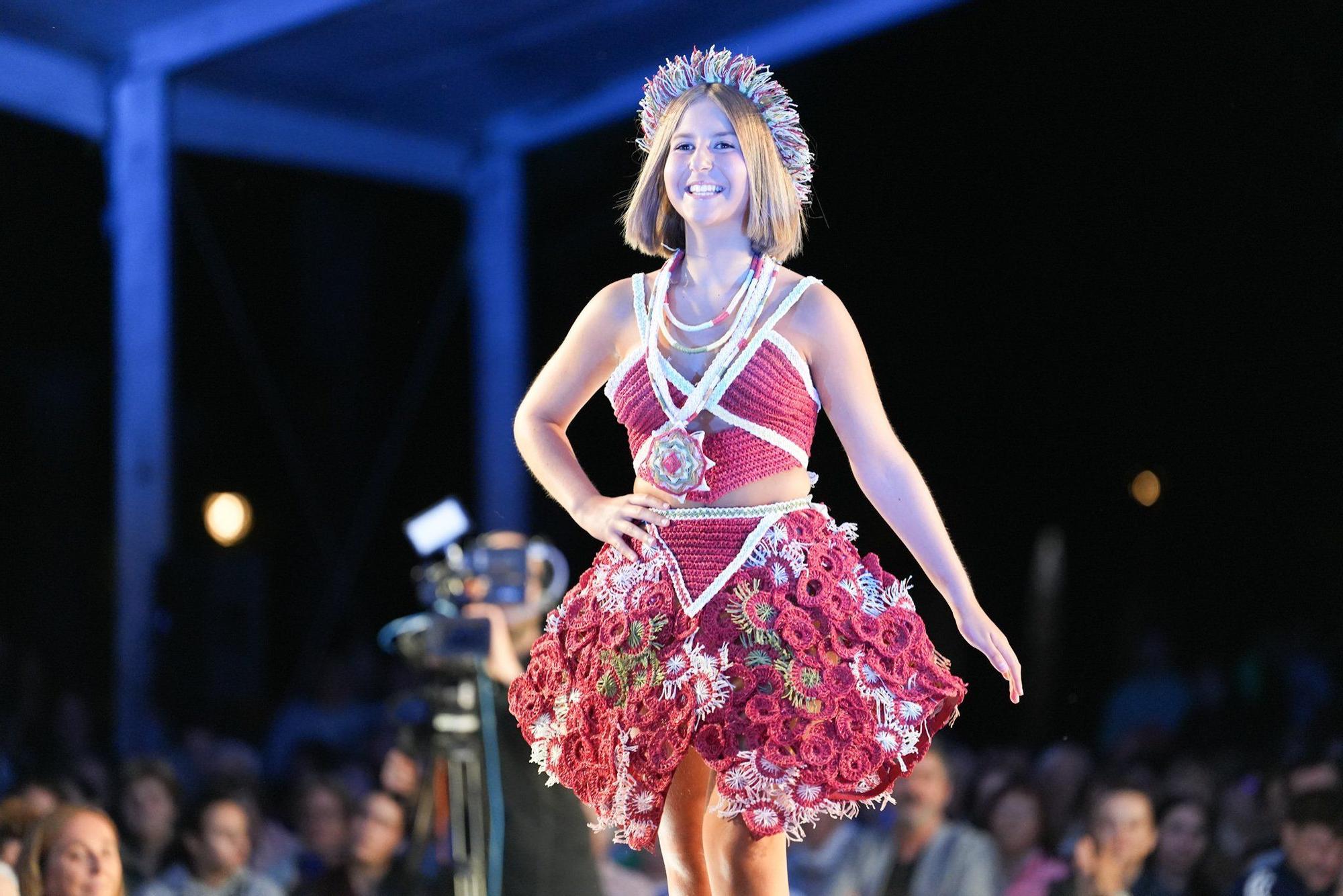 En imágenes: así ha sido el desfile de Vestidos de Papel de Güeñes